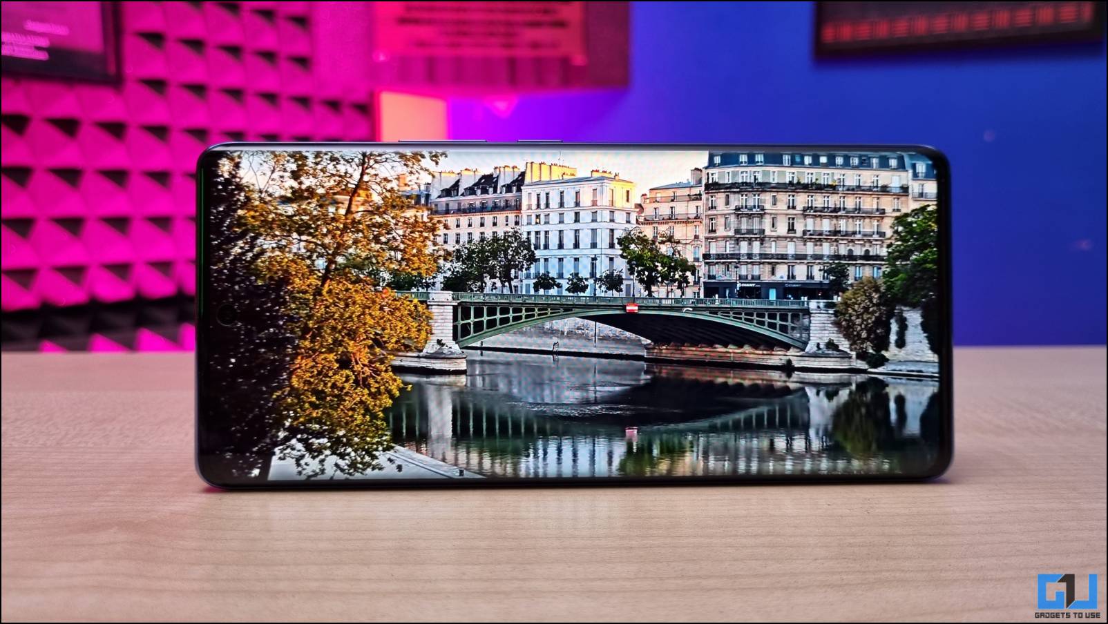 بررسی نمایشگر منحنی دوگانه Itel S23+